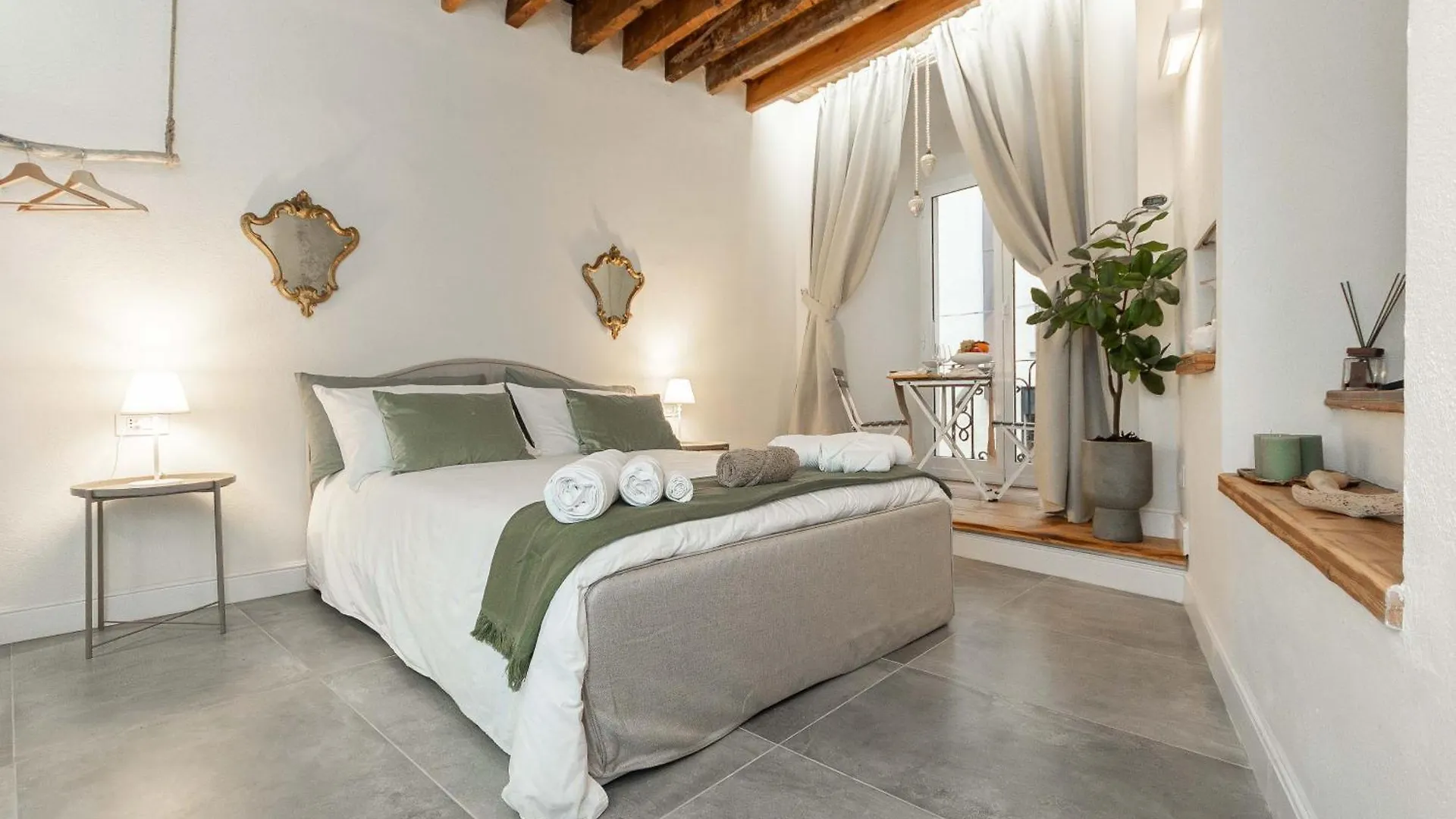 Luxury In Centro - 3Min Acquario contacts